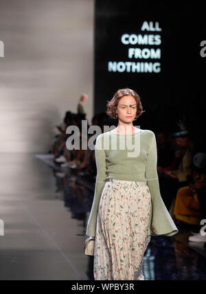 IICY präsentiert Frühling Sommer 2020 Start- und Landebahn zeigen: Designerin Eva Hu, Shanghai, alles kommt von nichts Stockfoto