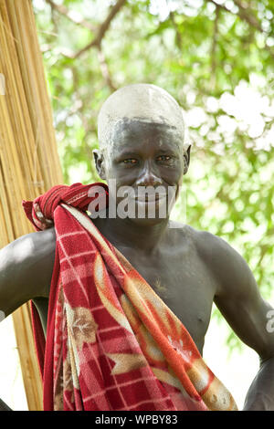 LILIIR, SOUTH SUDAN - 25. JUNI 2012: Illustrative editorial Portrait einer Dinka Vieh herder im Dorf Liliir, South Sudan. Stockfoto