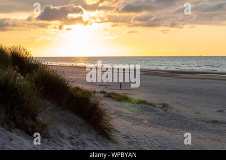 Einen schönen Sonnenuntergang am Strand von Ameland, Friesland, Nordsee Weiß weißer Sand und Flutwellen Stockfoto