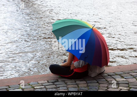 Paar in Liebe unter dem Dach Stockfoto