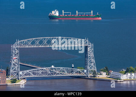 Lake Superior Lift Bridge und Schiff malerische Aussicht Stockfoto