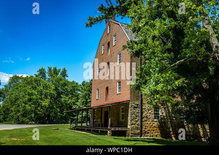 Die Bollinger Mill State Historic Site ist ein staatliches Eigentum, eine Mühle und eine überdachte Brücke, die vor dem Amerikanischen Bürgerkrieg in Burfordv Stockfoto