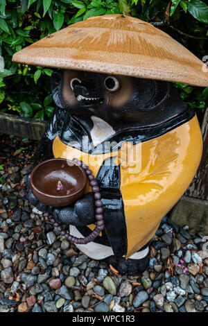 Tanuki Badger an Kanjizaiji - Tanuki ist das japanische Wort für einen Waschbären. Diese Kreaturen haben in der japanischen Folklore für Hunderte von y vertreten. Stockfoto