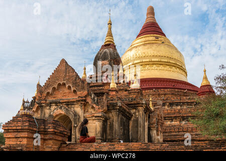 Horizontale Bild von wichtigen buddhistischen Dhammayazika Pagode im archäologischen Park von Bagan in Myanmar entfernt Stockfoto
