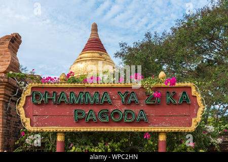 Horizontale Bild von Bord der Name des buddhistischen Pagode "hammayazika Pagode", Sehenswürdigkeiten von Bagan in Myanmar geschrieben Stockfoto