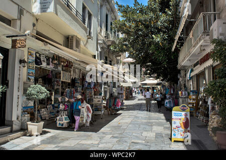 Athen, Griechenland, 04.Juni 2016. Ansicht von einer der Einkaufsstraßen in Athen Plaka Viertel. Stockfoto