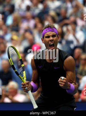 Flushing Meadows, New York, Vereinigte Staaten - 8 September, 2019. Rafael Nadal von Spanien feiert, nachdem er den ersten Satz gegen Daniil Medwedew in der Männer Finale bei den uns heute geöffnet. Quelle: Adam Stoltman/Alamy leben Nachrichten Stockfoto