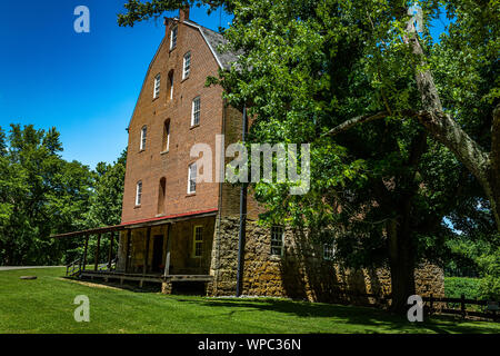 Die Bollinger Mill State Historic Site ist ein staatliches Eigentum, eine Mühle und eine überdachte Brücke, die vor dem Amerikanischen Bürgerkrieg in Burfordv Stockfoto