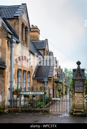 Die Dent Armenhäuser in der Cotswold Dorf Winchcombe, für Emma Dent von Sudeley Castle gebaut, von Sir George Gilbert Scott - England - Großbritannien Stockfoto