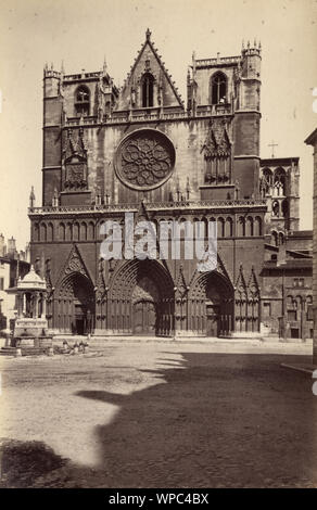 Antike Foto der Kathedrale von Lyon, Frankreich, 19. Die Kathedrale von Lyon (Französisch: Kathedrale Saint-Jean-Baptiste de Lyon) ist eine römisch-katholische Kirche befindet sich auf dem Place Saint-Jean in Lyon, Frankreich. Die Kathedrale ist dem heiligen Johannes dem Täufer geweiht, und ist der Sitz des Erzbischofs von Lyon. Stockfoto