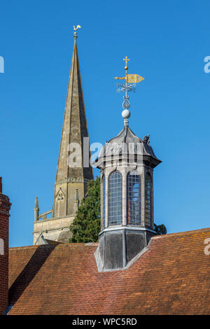 Laterne auf dem Dach der Langen Gasse Armenhäuser und der St. Helen's Church, Abingdon-on-Thames, Oxfordshire, South East England, Großbritannien Stockfoto