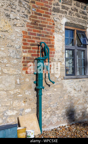 Jahrgang hand Wasserpumpe an der Langen Gasse Armenhäuser, Abingdon-on-Thames, Oxfordshire, South East England, Großbritannien Stockfoto