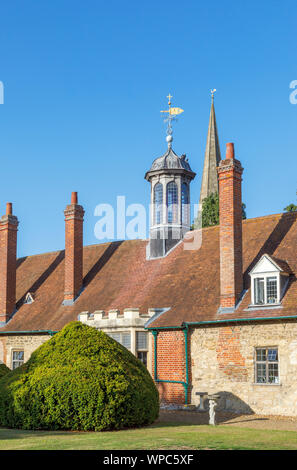 Laterne auf dem Dach der Langen Gasse Armenhäuser und der St. Helen's Church, Abingdon-on-Thames, Oxfordshire, South East England, Großbritannien Stockfoto