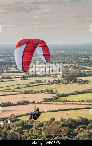 Devils Dyke, Brighton, Sussex, Großbritannien..8. September 2019. Ein glorreicher Nachmittag in den South Downs sahen viele Gleitschirmflieger auf dem Nordwind in die Luft. . Stockfoto