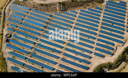 Solar Panel Farm von oben in einer ländlichen Landschaft gesehen Stockfoto