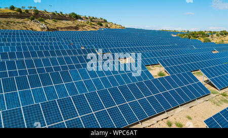 Solar Panels Farm. Erneuerbare grüne Alternative Energiekonzept Stockfoto