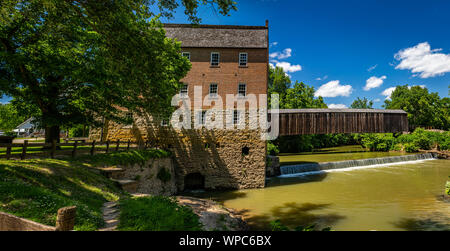 Die Bollinger Mill State Historic Site ist ein staatliches Eigentum, eine Mühle und eine überdachte Brücke, die vor dem Amerikanischen Bürgerkrieg in Burfordv Stockfoto