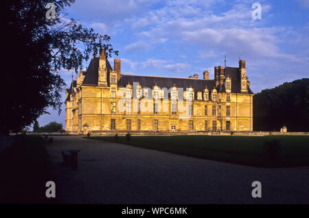 Das Schloss Ecouen ist ein Schloss aus dem 16. Jahrhundert im Ort Écouen im Département Val-d'Oise. Es beherbergt das Musée national de la Renaissance Stockfoto