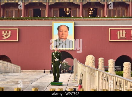 Tor des Himmlischen Friedens chinesische Polizei Wache von berühmten Mao Zedong Portrait, Peking, China Stockfoto