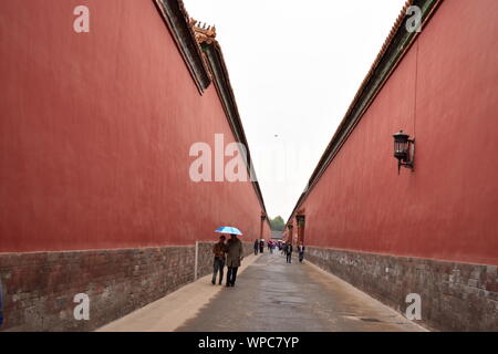 Chinesischen inneren Gassen und roten Wänden in Forbidden City Palace Complex, Peking, China Stockfoto