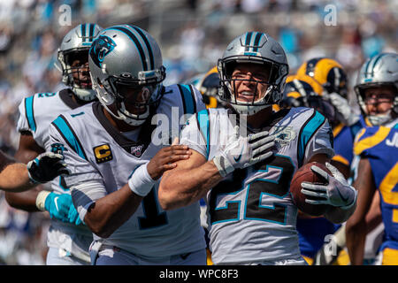 Charlotte, North Carolina, USA. 8. Sep 2019. Carolina Panthers zurück läuft, Christian McCaffrey (22) zählt einen Touchdown an der Bank von Amerika Stadium in Charlotte, NC. Carolina Panthers quarterback Cam Newton (1) feiert mit ihm. Los Angeles Rams mit 30 bis 27 über die Carolina Panthers gewinnen. Credit: Jason Walle/ZUMA Draht/Alamy leben Nachrichten Stockfoto