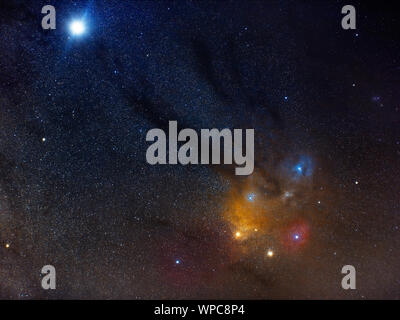 Rho Ophiuchi Sternhaufen und Nebel mit Jupiter in der linken oberen Ecke Stockfoto