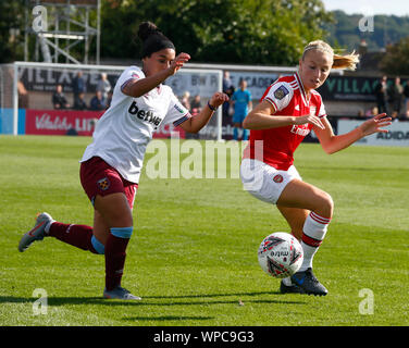 Portsmouth, England - SEPTEMBER 08: Leah Williamson von Arsenal unter Druck von Jacynta Galabadaarachchi von West Ham United WFC bei Barclay's Stockfoto