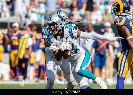 Charlotte, North Carolina, USA. 8. Sep 2019. Carolina Panthers cornerback James Bradberry (24) fängt Los Angeles Rams Quarterback Jared Goff (16) an der Bank von Amerika Stadium in Charlotte, NC. Los Angeles Rams mit 30 bis 27 über die Carolina Panthers gewinnen. Credit: Jason Walle/ZUMA Draht/Alamy leben Nachrichten Stockfoto