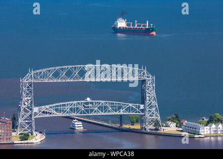 Lake Superior Lift Bridge und Schiff malerische Aussicht Stockfoto