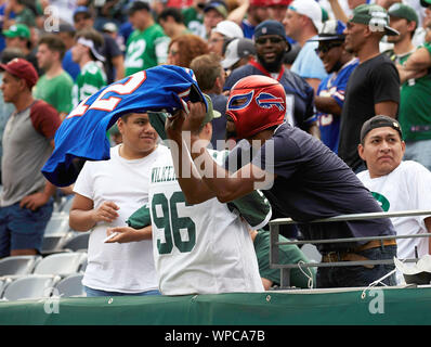 East Rutherford, New Jersey, USA. 8. Sep 2019. Ein Buffalo Bills Ventilator feiert ein NFL Spiel zwischen den Buffalo Bills und die New York Jets an MetLife Stadium in East Rutherford, New Jersey. Die Rechnungen besiegten die Jets 17-16. Duncan Williams/CSM/Alamy leben Nachrichten Stockfoto
