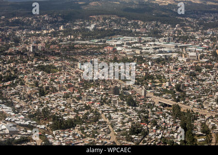 Luftaufnahme der dicht besiedelten Stadt Addis Abeba, Äthiopien Stockfoto