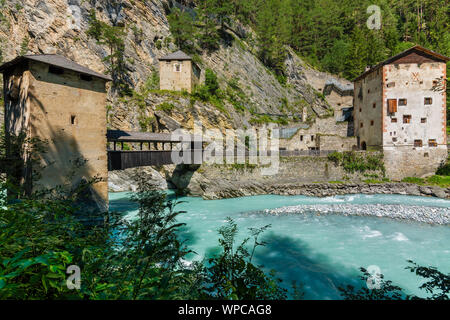 Die Altfistermunz Burg, mittelalterliche Festung über den Inn an der Grenze zwischen der Schweiz (Engadin) und Österreich (Tirol) Stockfoto