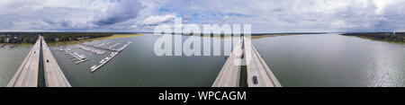 Antenne 360 Grad Panorama von Coastal Highway Bridge und Marina in South Carolina. Stockfoto