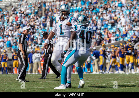 Charlotte, North Carolina, USA. 8. Sep 2019. Carolina Panthers Verteidiger Alex Armah (40) zählt einen Touchdown an der Bank von Amerika Stadium in Charlotte, NC. Carolina Panthers quarterback Cam Newton (1) feiert mit ihm. Los Angeles Rams mit 30 bis 27 über die Carolina Panthers gewinnen. Credit: Jason Walle/ZUMA Draht/Alamy leben Nachrichten Stockfoto