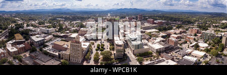 Antenne 180 Grad Panorama von Asheville, North Carolina Downtown. Stockfoto