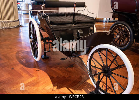 Dearborn, MI, USA - März 2019: Die 1899 Duryea Falle im Henry Ford Museum der Amerikanischen Innovation präsentiert. Stockfoto