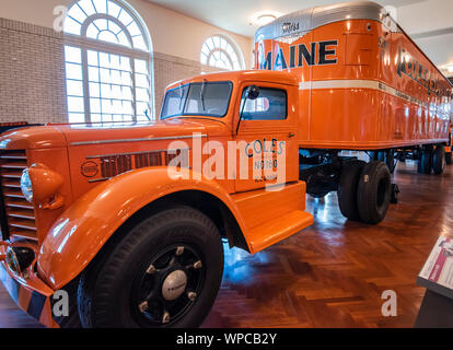 Dearborn, MI, USA - März 2019: Die 1952 Bund 45 M LKW Traktor und 1946 Fruehauf Semi-Trailer präsentiert im Henry Ford Museum der Amerikanischen I Stockfoto