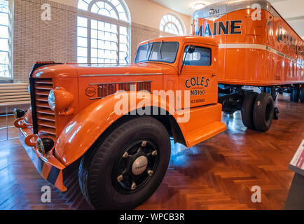 Dearborn, MI, USA - März 2019: Die 1952 Bund 45 M LKW Traktor und 1946 Fruehauf Semi-Trailer präsentiert im Henry Ford Museum der Amerikanischen I Stockfoto