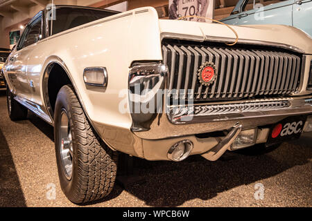 Dearborn, MI, USA - März 2019: Die 1968 Mercury Cougar XR-7 Coupé im Henry Ford Museum der Amerikanischen Innovation präsentiert. Stockfoto