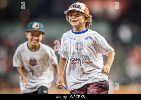 Houston, Texas, USA. 8. Sep 2019. Junge fans Sprint aus dem Feld vor der Major League Baseball Spiel zwischen der Seattle Mariners und der Houston Astros im Minute Maid Park in Houston, Texas. Houston besiegt Seattle 21-1. Prentice C. James/CSM/Alamy leben Nachrichten Stockfoto