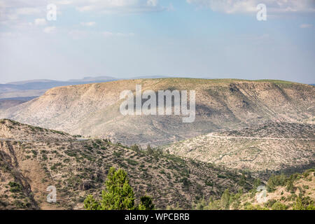 Niedrige Luftaufnahme der Wüste und Berge des östlichen Äthiopien in der Nähe von Somalia und der Stadt Harar. Stockfoto