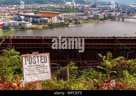 Posted Privateigentum Zeichen auf Mt Washington hinter einer Stützmauer mit Blick auf die Nordseite, Heinz Feld und den Ohio River im Sommer Stockfoto