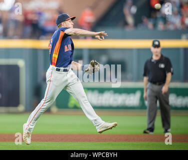 Houston, Texas, USA. 8. Sep 2019. Houston Astros shortstop Alex Bregman (2) wirft zunächst für eine während der Major League Baseball Spiel zwischen der Seattle Mariners und der Houston Astros im Minute Maid Park in Houston, Texas. Houston besiegt Seattle 21-1. Prentice C. James/CSM/Alamy leben Nachrichten Stockfoto