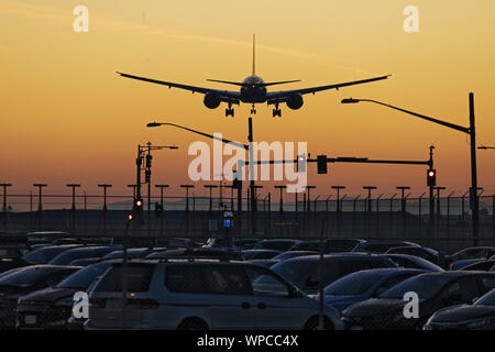 Richmond, British Columbia, Kanada. 4. Sep 2019. Eine Boeing 777-300ER Jet Airliner auf kurze letzte Ansatz zur Landung auf dem Internationalen Flughafen von Vancouver. Credit: bayne Stanley/ZUMA Draht/Alamy leben Nachrichten Stockfoto