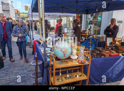 Am Straßenrand verkaufen Stall ein Globus und bric-a-brac in Guildford Antike & Brocante Street Market, High Street, Guildford, Surrey, Südosten, England, Grossbritannien Stockfoto