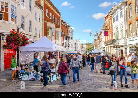 Abschaltdruck Blick auf den geschäftigen Guildford Antike & Brocante Street Market in der Fußgängerzone von High Street, Guildford, Surrey, Südosten, England, Grossbritannien Stockfoto
