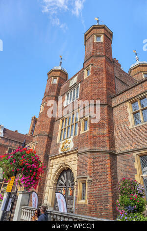 Abbot's Hospital, ein Wahrzeichen Armenhaus historische Gebäude in der High Street, Guildford, Hauptstadt der Grafschaft Surrey, Südosten, England, Grossbritannien an einem sonnigen Tag Stockfoto