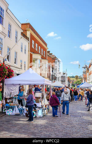 An der belebten Guildford Antike & Brocante Street Market in der Fußgängerzone von High Street, Guildford, Surrey, Südosten, England, Grossbritannien Stockfoto