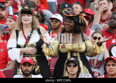 Tampa, Florida, USA. 8. Sep 2019. Fußball-Fans tanzen während der NFL Spiel zwischen den San Francisco 49ers und die Tampa Bay Buccaneers bei Raymond James Stadium in Tampa, Florida statt. Andrew J. Kramer/Cal Sport Media/Alamy leben Nachrichten Stockfoto