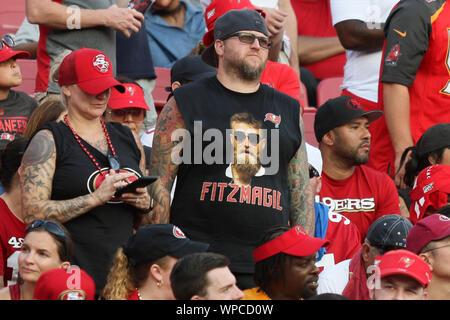 Tampa, Florida, USA. 8. Sep 2019. Fußball-Fans während der NFL Spiel zwischen den San Francisco 49ers und die Tampa Bay Buccaneers bei Raymond James Stadium in Tampa, Florida statt. Andrew J. Kramer/Cal Sport Media/Alamy leben Nachrichten Stockfoto